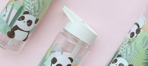 Pastelkleurige kawaii waterfles met vrolijke opdruk