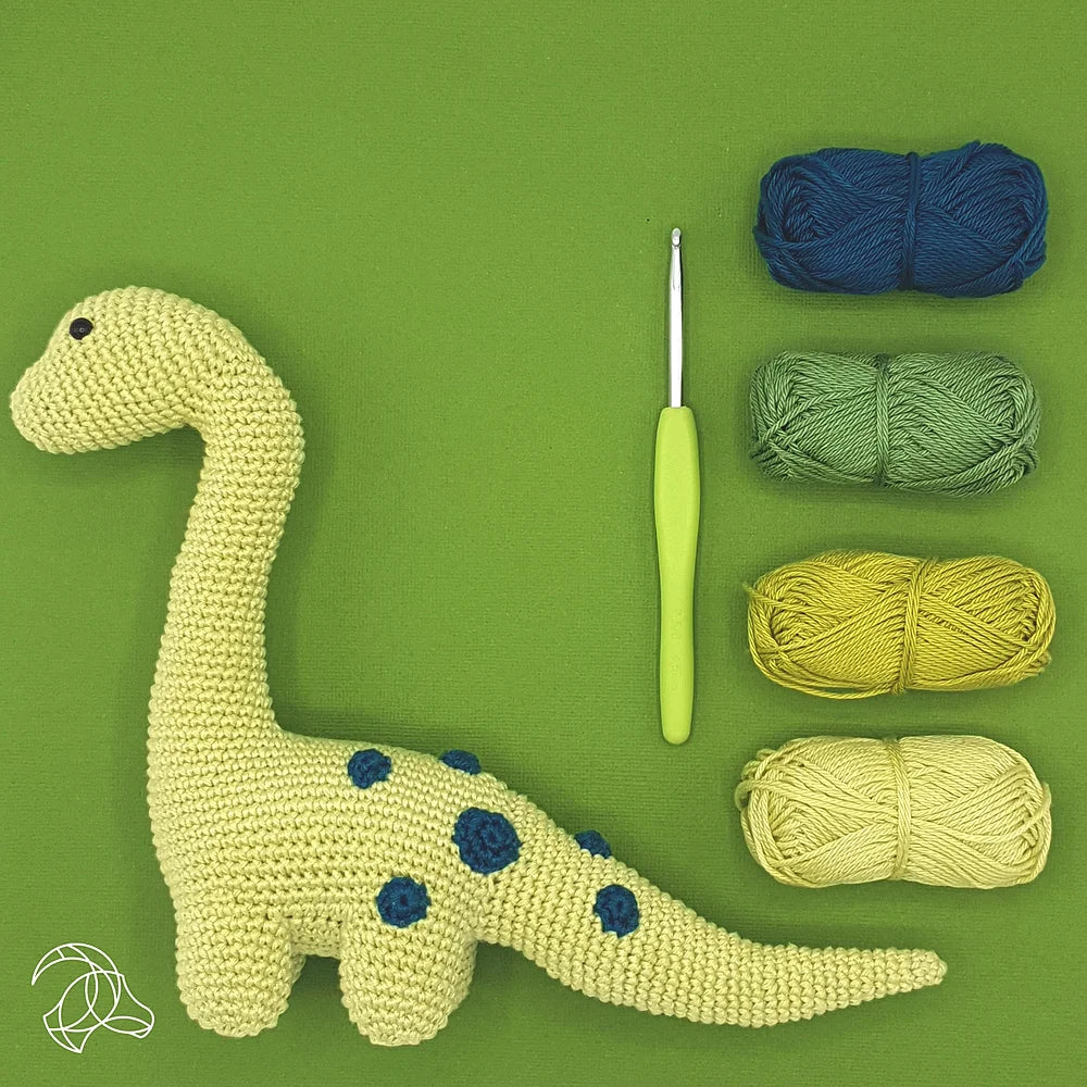 groene en blauwe dino gehaakt als knuffel