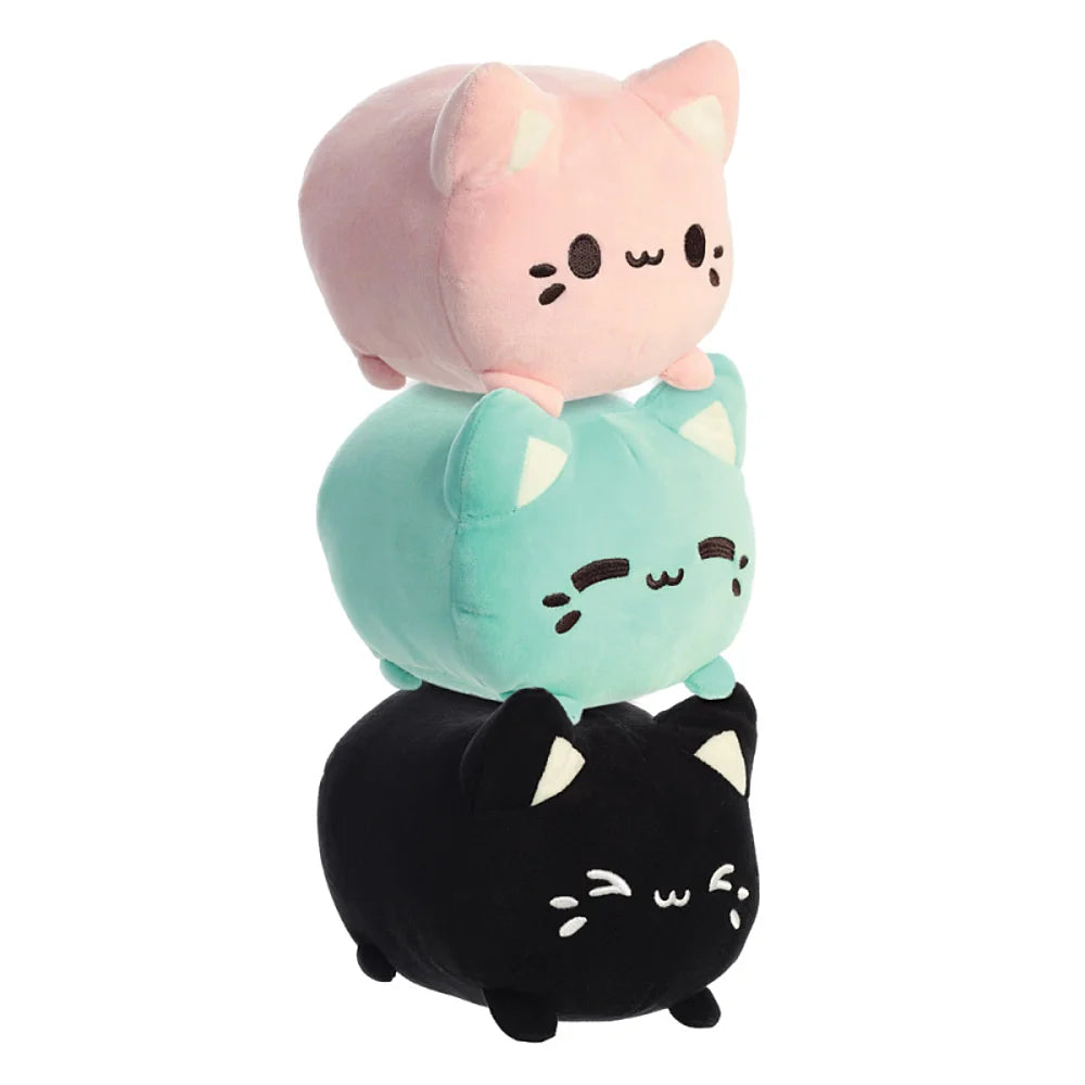 zijkant meowchi mint knuffel compact formaat en knuffelbare vorm
