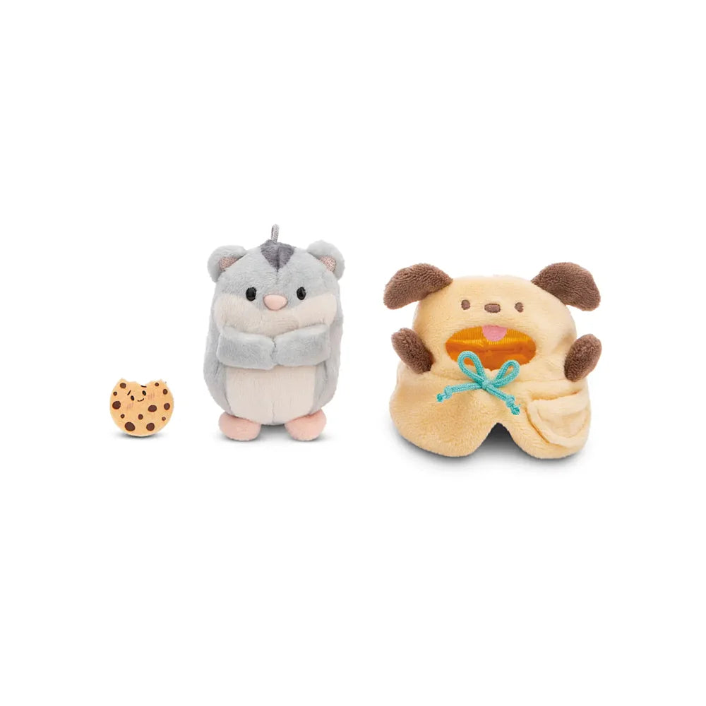 shai de hamster verkleed als hondje met flaporen en zijn favoriete koekje