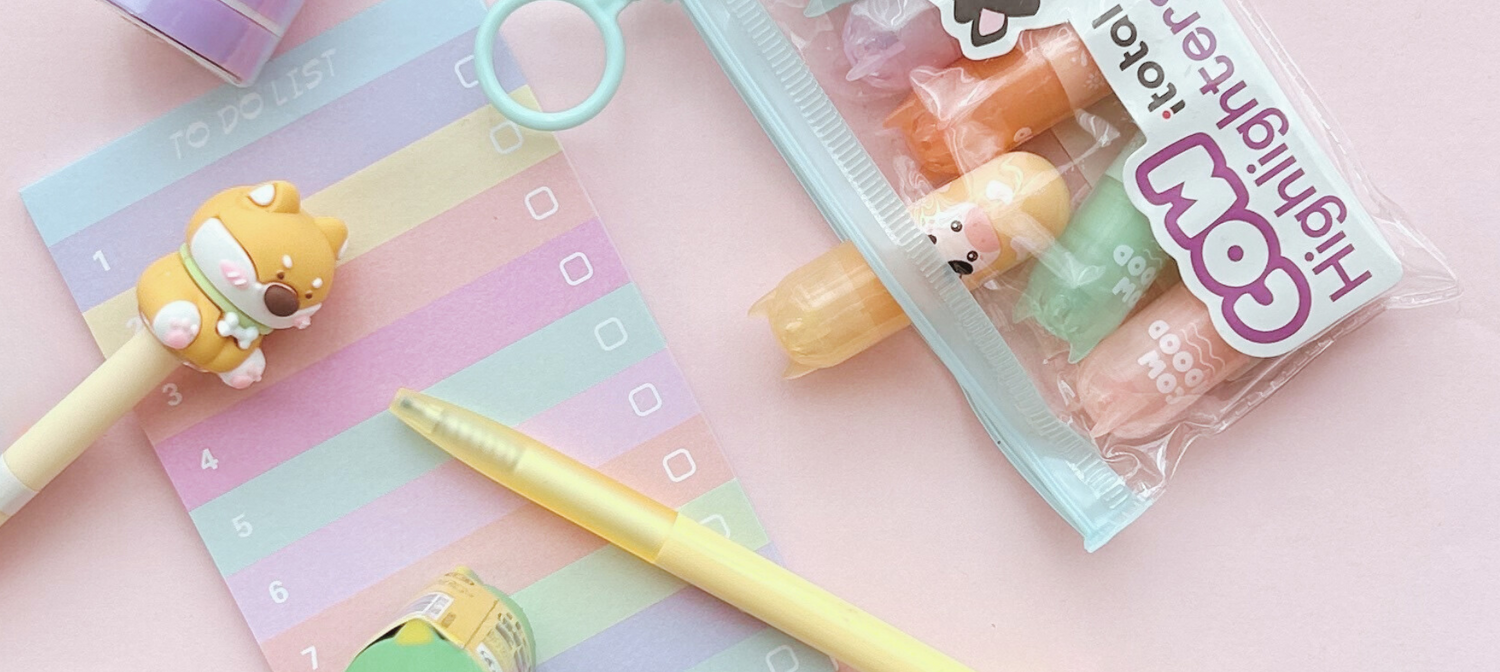 kawaii pen op bureau met notitieboek