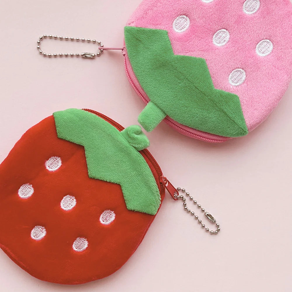 Schattige roze portemonnee in de vorm van een aardbei