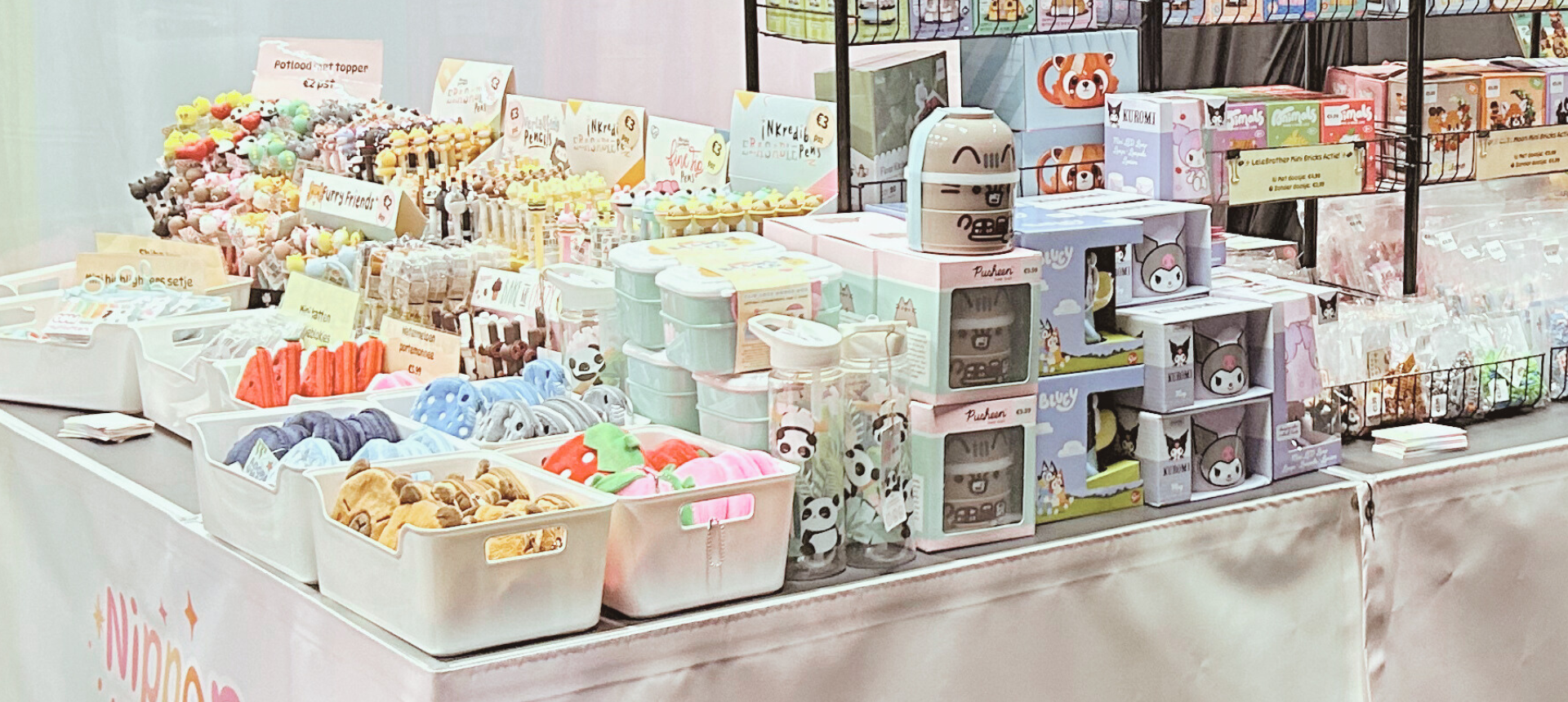 alle kawaii items ter display op een stand tafel