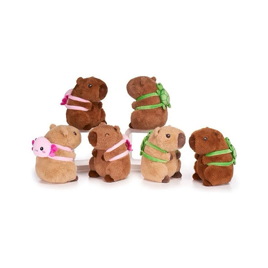 Capibara knuffels met rugzak – 6 kleurrijke, unieke varianten waaronder axolotl en schildpad. Schattige pluche voor jong en oud
