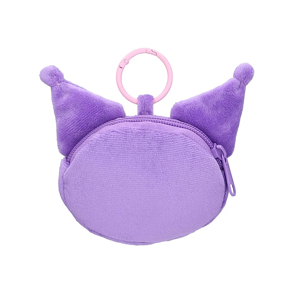 Achterkant van het pluche Kuromi portemonneetje met zachte afwerking en officiële Sanrio details
