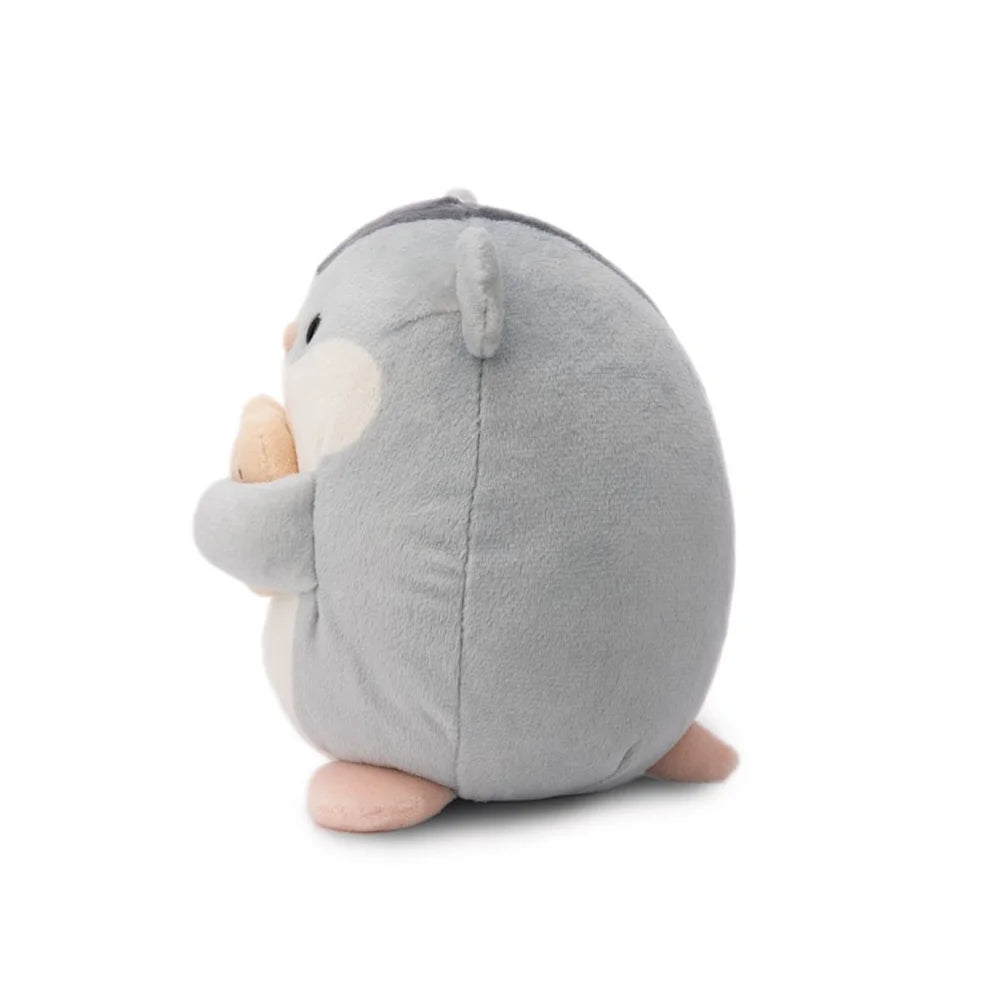 shai de verlegen hamster op een bed