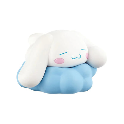 close-up van cinnamoroll blind bag figuurtje met grote ogen en vrolijke uitstraling