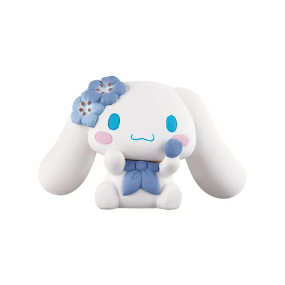 detail van cinnamoroll blind bag figuurtje op bureau of display, perfect voor collectie