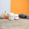 kawaii amigurumi pompoenen op herfstdecor